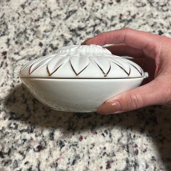 New Elizabeth Arden Royal Dragon Trinket Dish in Milk Glass - Picture 3 of 6